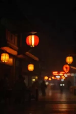 《木刻时光》竖版剧照：木刻版画工坊里的刻刀与墨辊